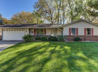 956 Oak View Ct, Saint Paul, MN 55119