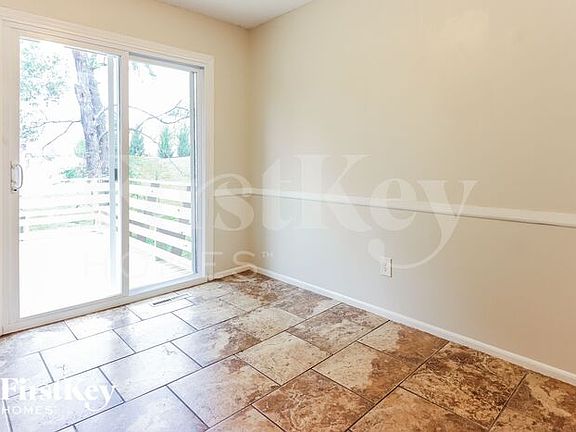 4th image of 608 NE Park Cir