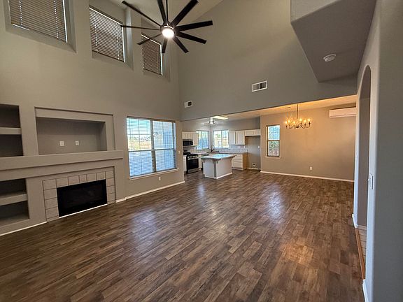 5th image of 701 Renaissance Loop SE
