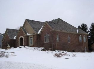 1007 N Bluespruce Cir, Hartland, WI 53029