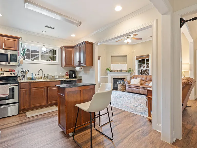 407 E Lenoir St — Photo 4