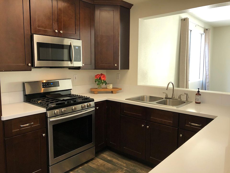 Upgraded Kitchen. Gas burners and Griddle for your weekend pancakes, Stainless Steel Samsung Appliances, Ceasarstone Countertops.