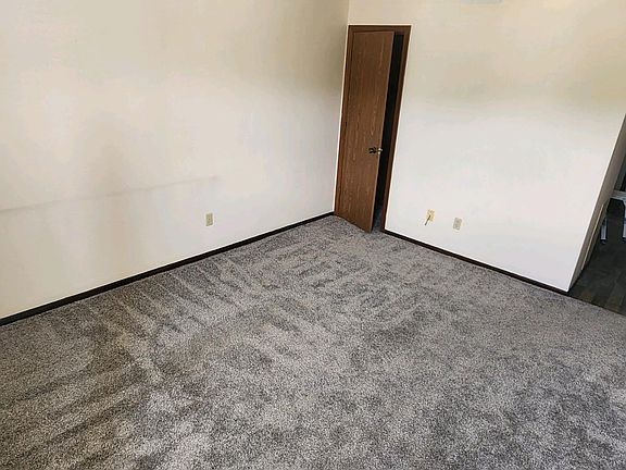 2nd image of 1003 Northeast Dr #2
