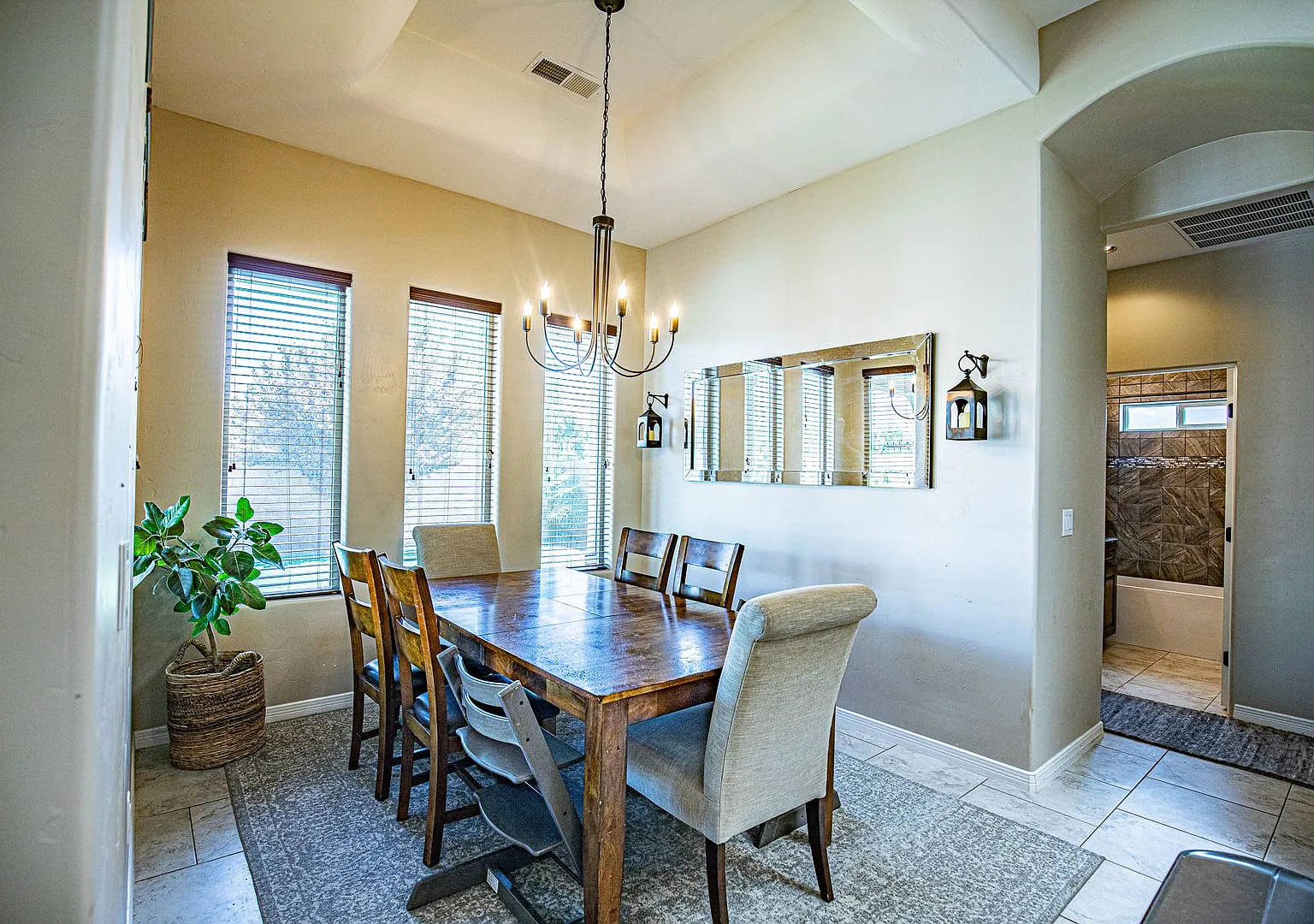 Beautiful 4 bedroom 2.5 bathroom — Photo 2