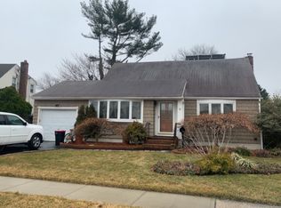 30 Matthew St, Farmingdale, NY 11735
