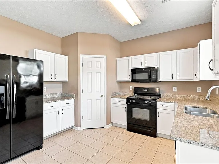 3063 Kentmere Dr — Photo 8