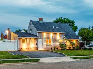 29 Pintail Ln, Levittown, NY 11756