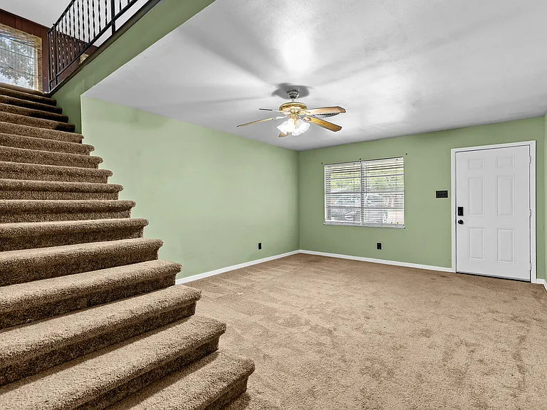 326 S Barbara St — Photo 2