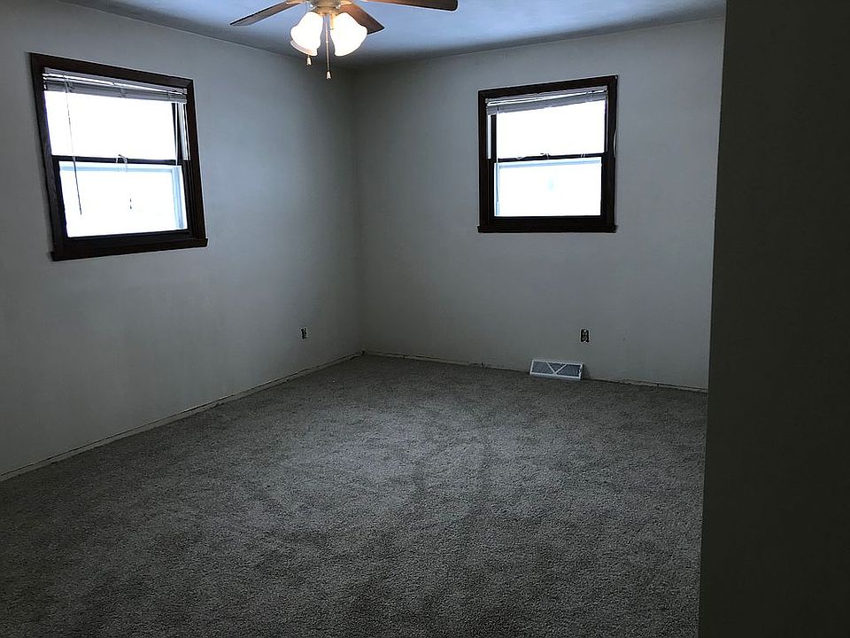 2nd image of 1824 W Brewster St