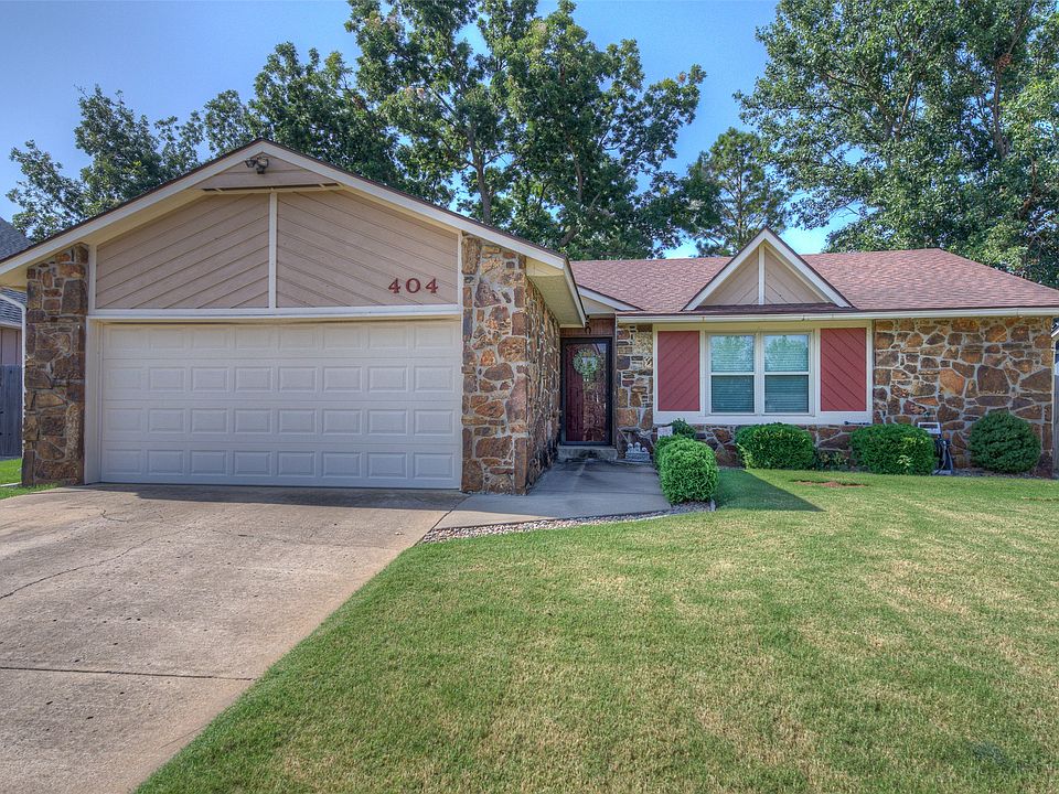 1st image of 404 W 35th Pl
