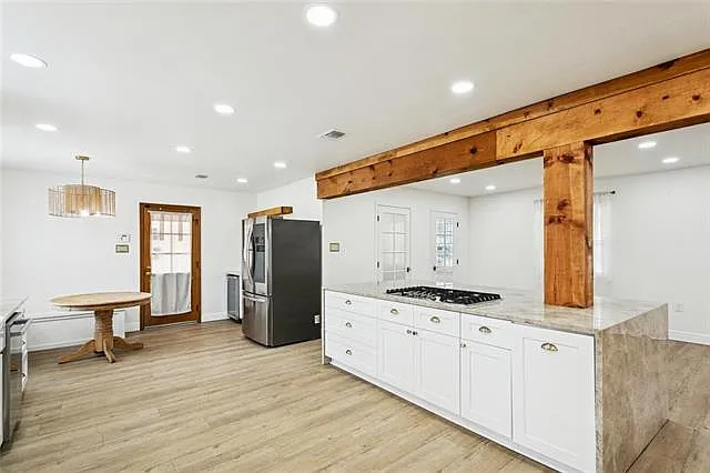 110 N Dabney Dr — Photo 9