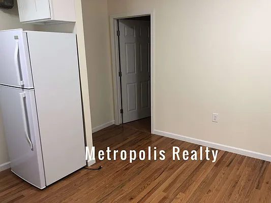 Rented by Metropolis International Realty Inc. | media 26
