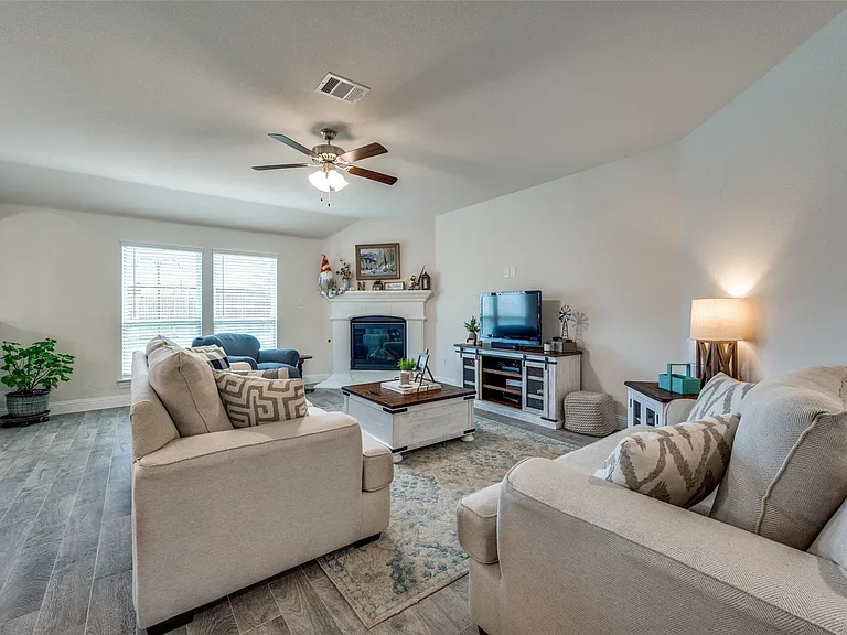 2937 Log Cabin Dr — Photo 3