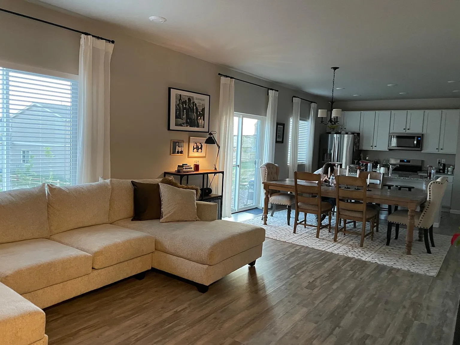 4 bed, 2221 sqft, $3,100 — Photo 2