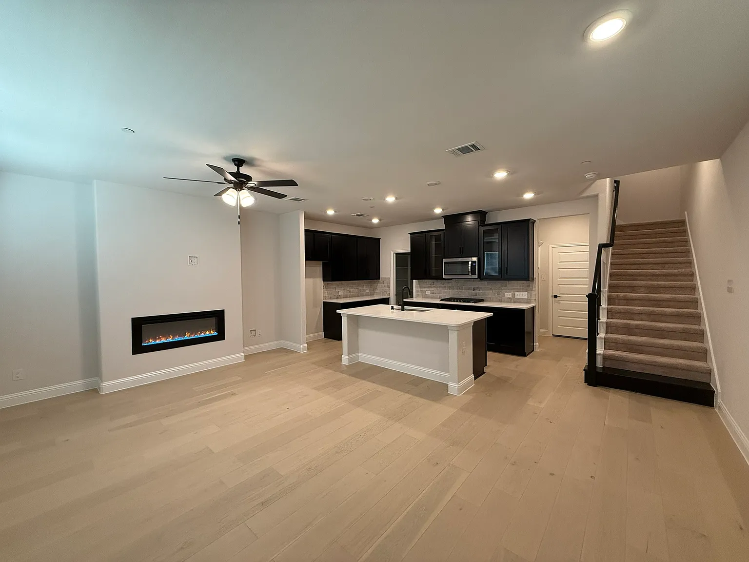 3 bed, 2.5 bath, 2098 sqft, $3,300 — Photo 3