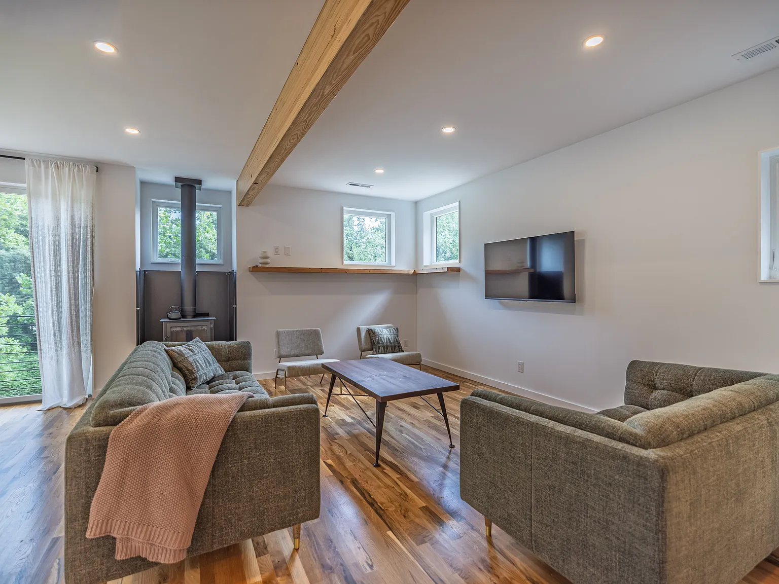 3 bed, 2.5 bath, 1750 sqft, $3,900 — Photo 3