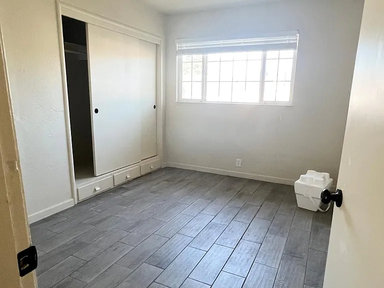1114 Aldwina Ln — Photo 5