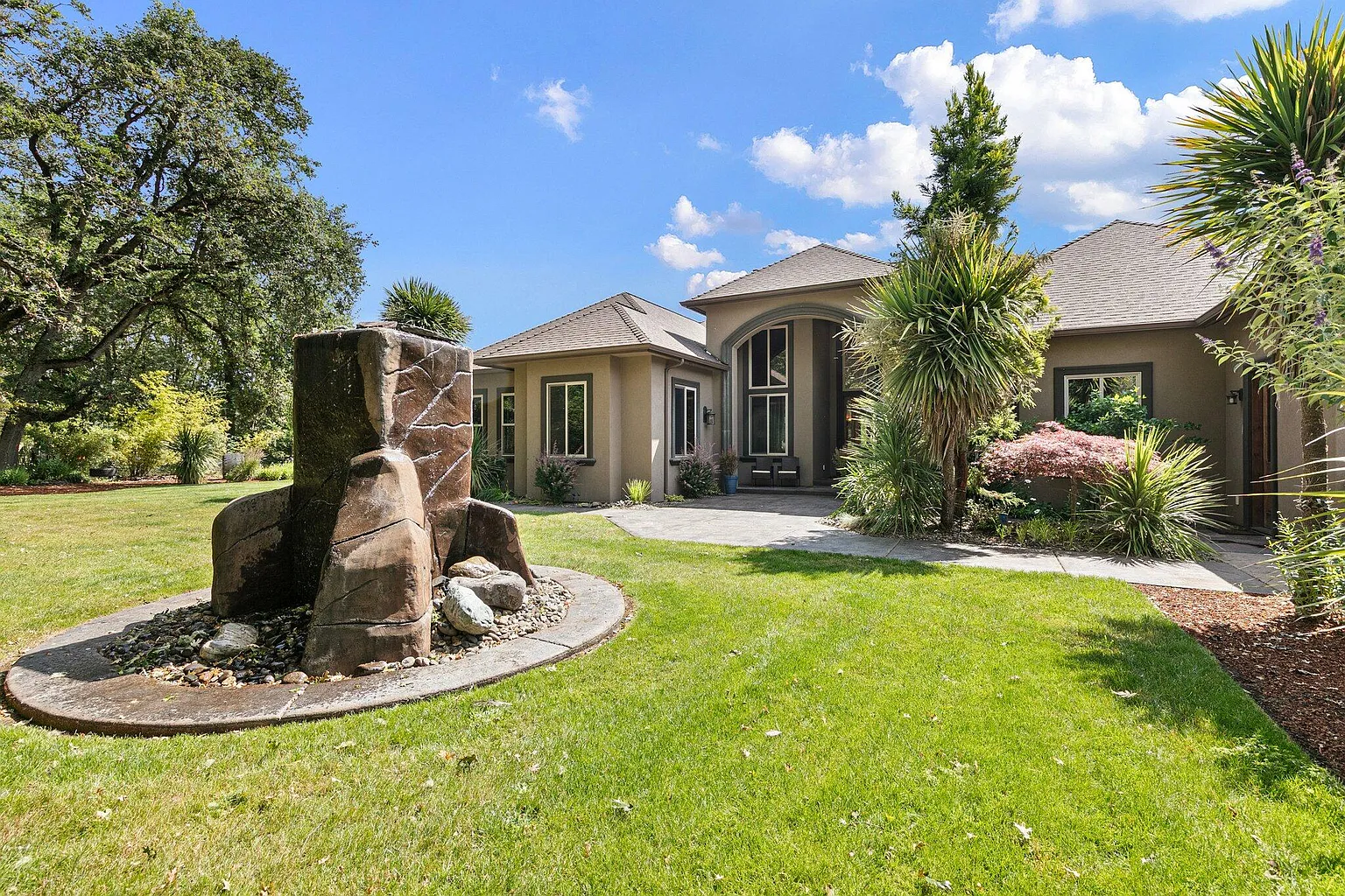 1025 Echo Dr photo 1