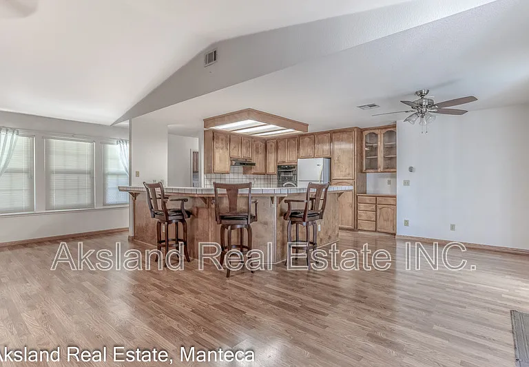 1635 Crom St — Photo 14