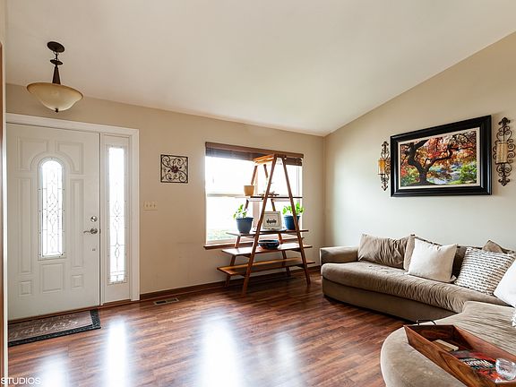 3rd image of 209 Yvonne Ct