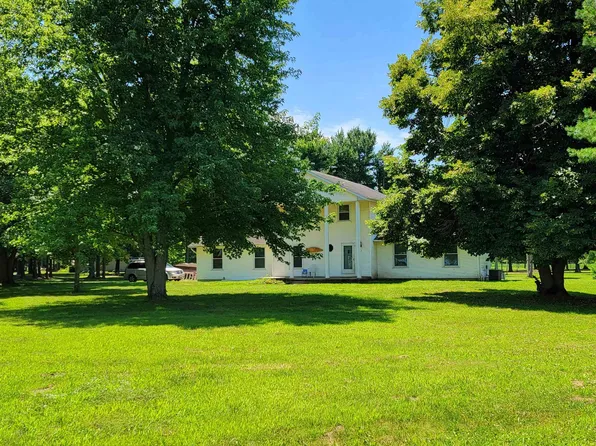 5 Grand Oak Dr, Lincoln, IL 62656