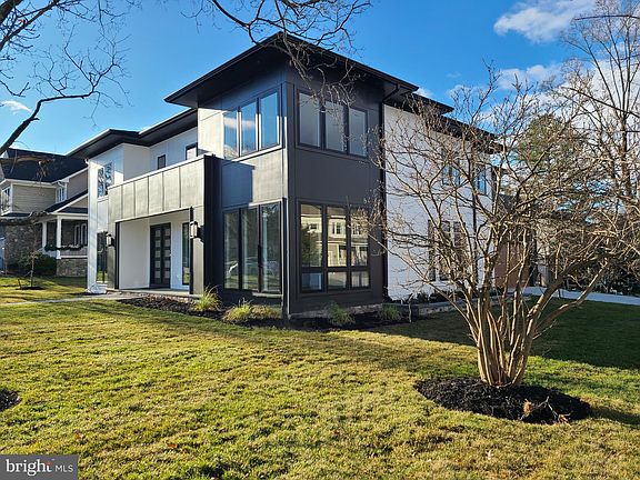 3rd image of 2213 Boxwood Dr