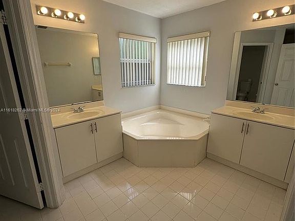 5th image of 411 SW 203rd Ave