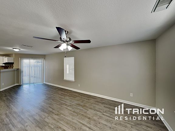 3rd image of 15528 Martineau St