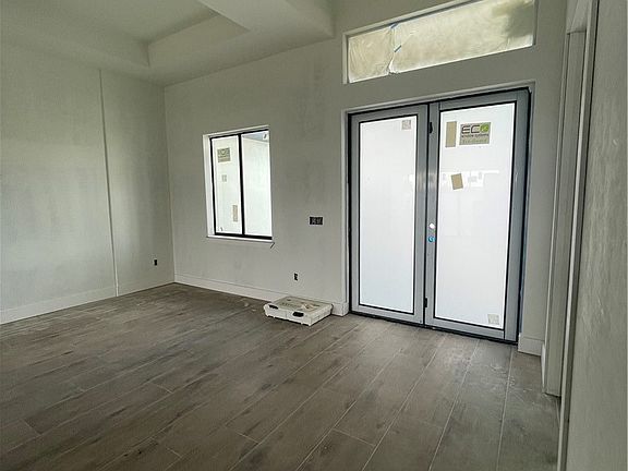 3rd image of 143 Nelson Rd N