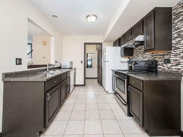 2736 Prairieview Ln S — Photo 15