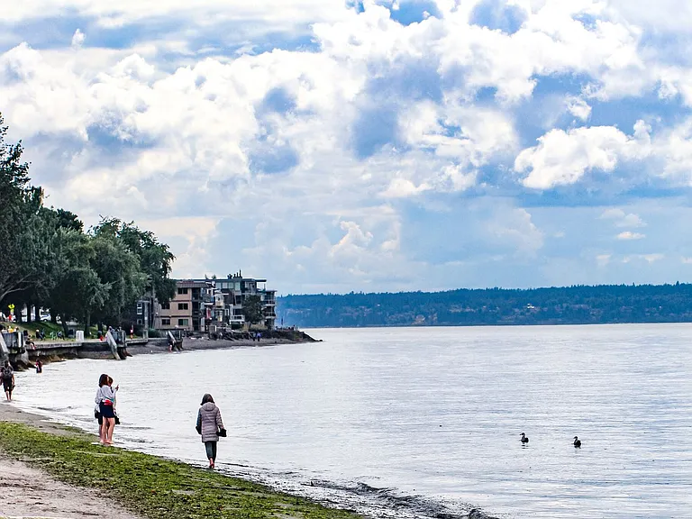 Alki 12 Apartments are located just blocks from Alki Beach. — Photo 18