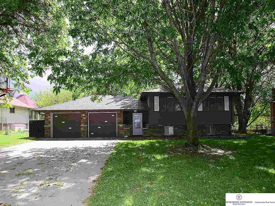 1st image of 815 S 120th Ave