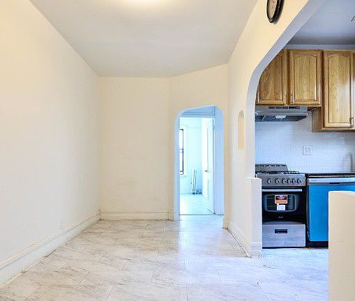 2nd image of 2527 Steinway St APT 3R