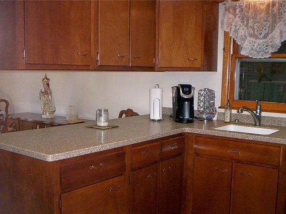 3rd image of 16 Eileen Ct
