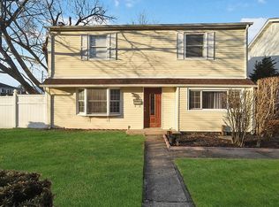 20 Walter Ave, Hicksville, NY 11801
