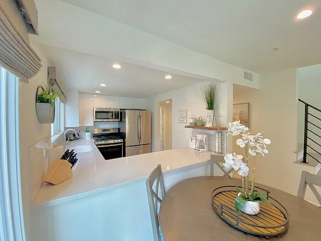 3 bed, 2.5 bath, 1350 sqft, $5,700 — Photo 3