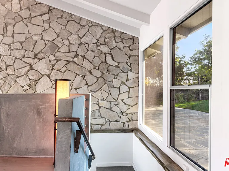 1127 Angelo Dr — Photo 13