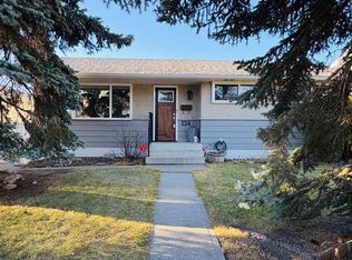 124 E Glenpatrick Dr SW, Calgary, AB T3E4L6