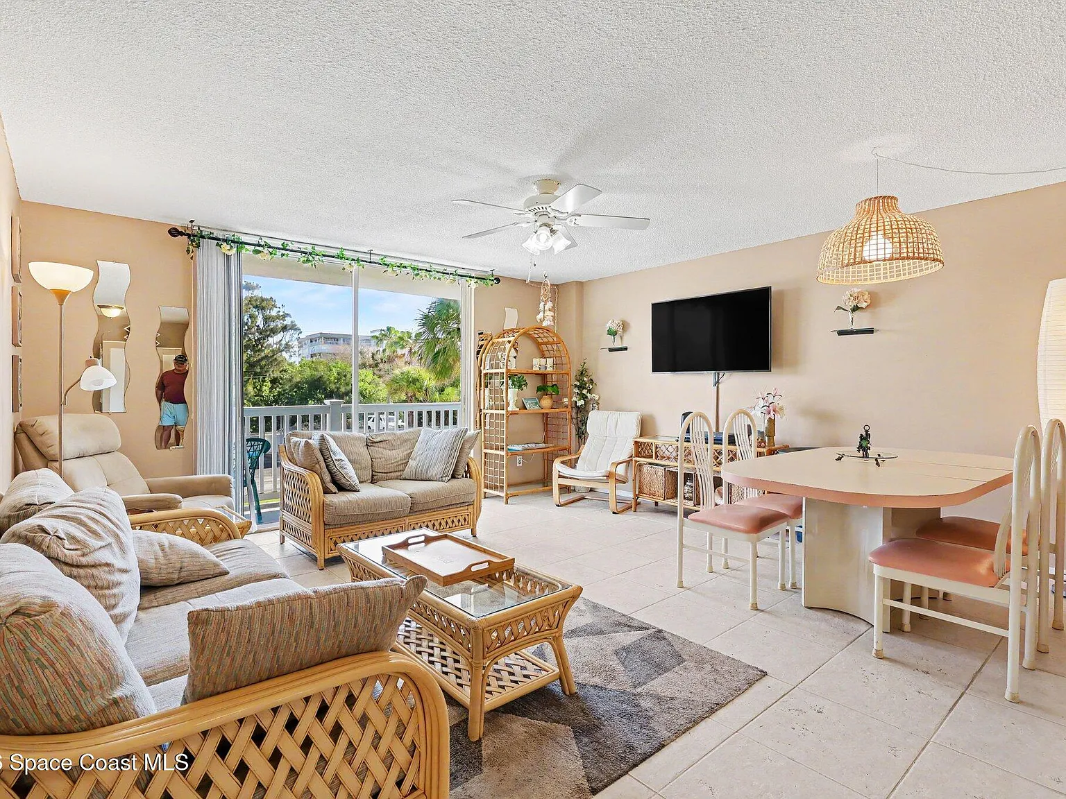2 bed, 2.0 bath, 930 sqft, $2,200 — Photo 2