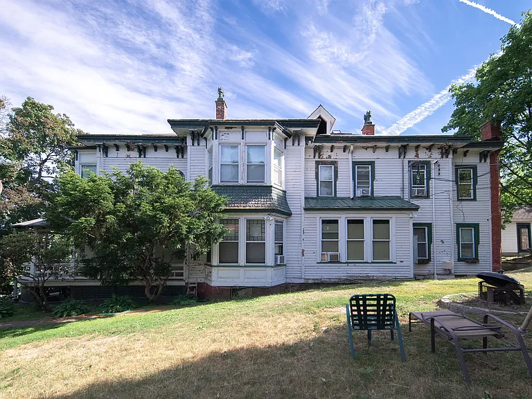 236 Saratoga St — Photo 15