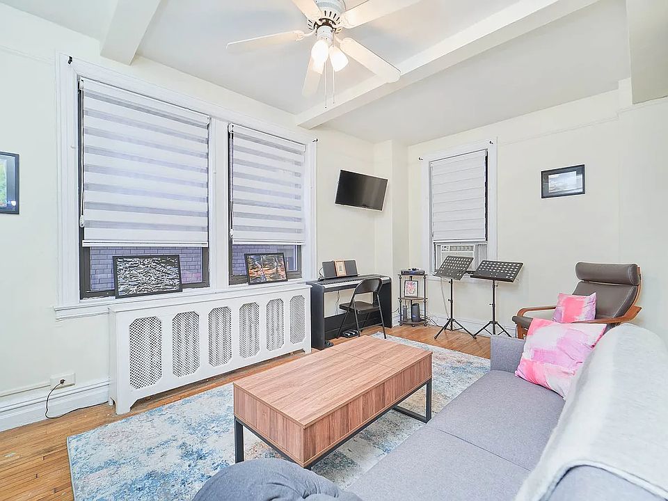 1st image of 457 W 57th St #309