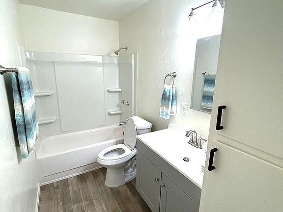 5th image of 411 Bird St APT 6
