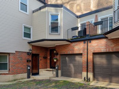492 W Belmont Ave, Chicago, IL, 60657
