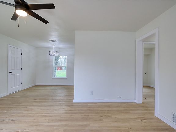 2nd image of 933 Treasure Rd