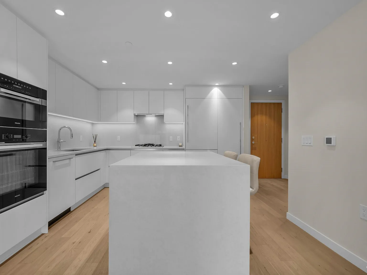 2 bed, 808 sqft, $3,800 — Photo 4