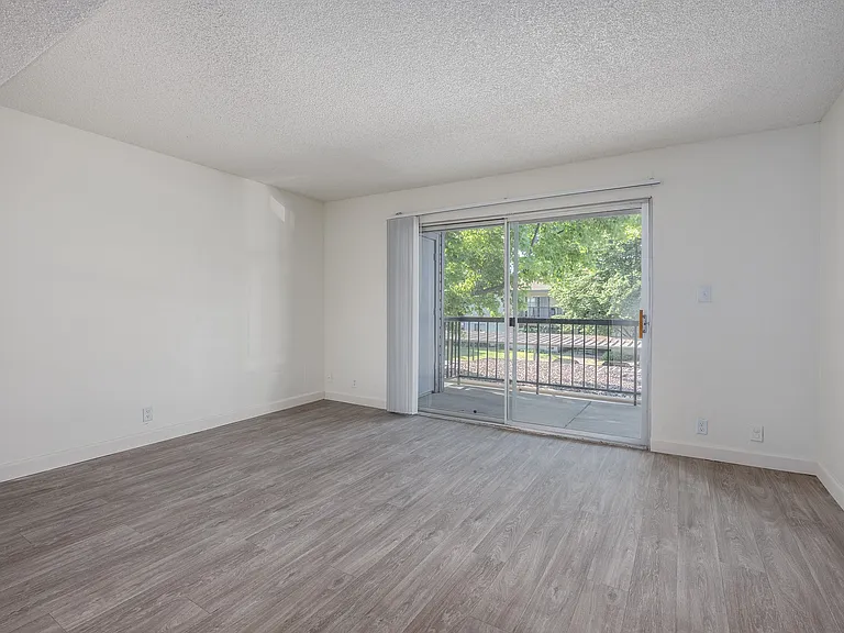 Rivercourt Apartments — Photo 22