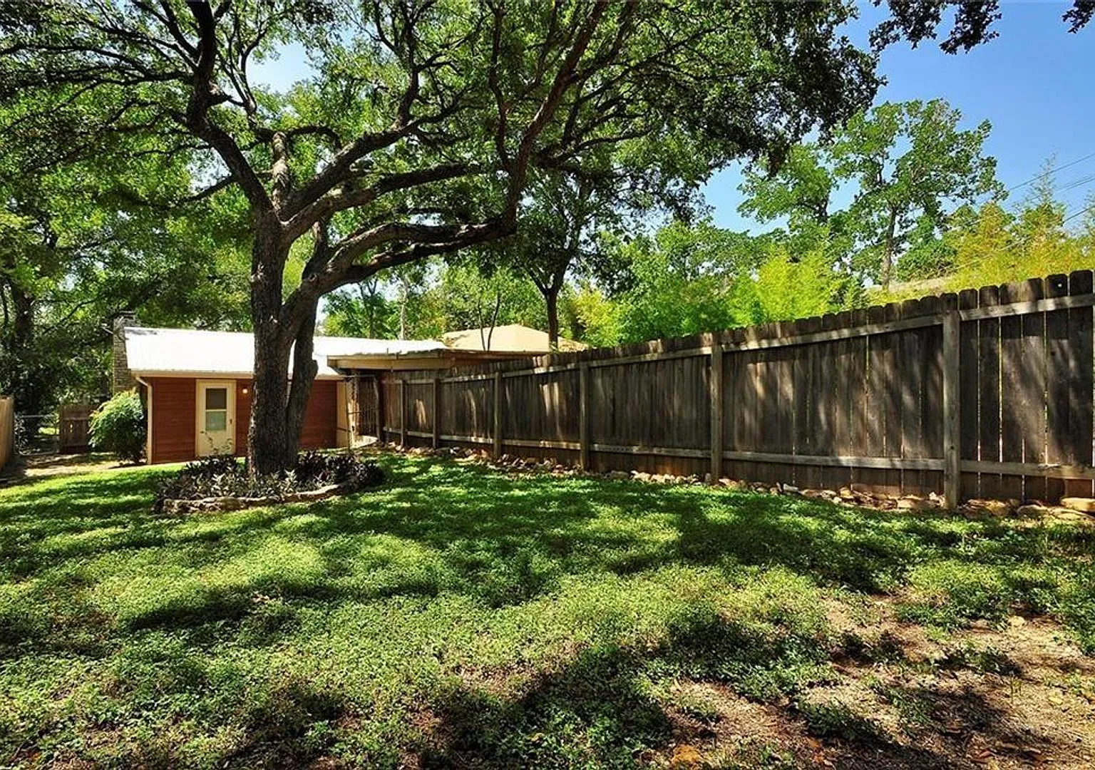 1911 David St - Fully updated 6 bed house — Photo 4