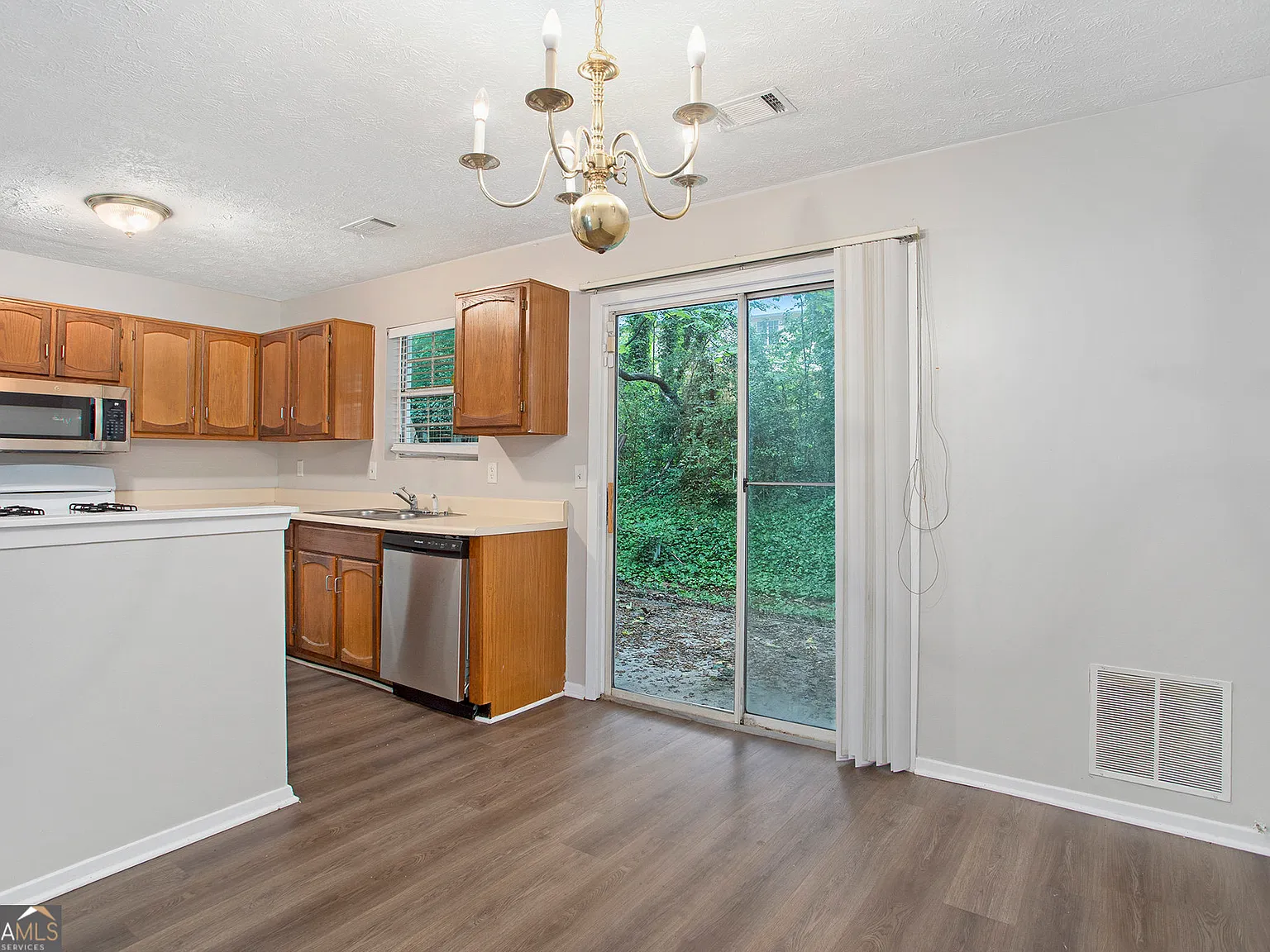 2 bed, 2.5 bath, 1160 sqft, $1,345 — Photo 4
