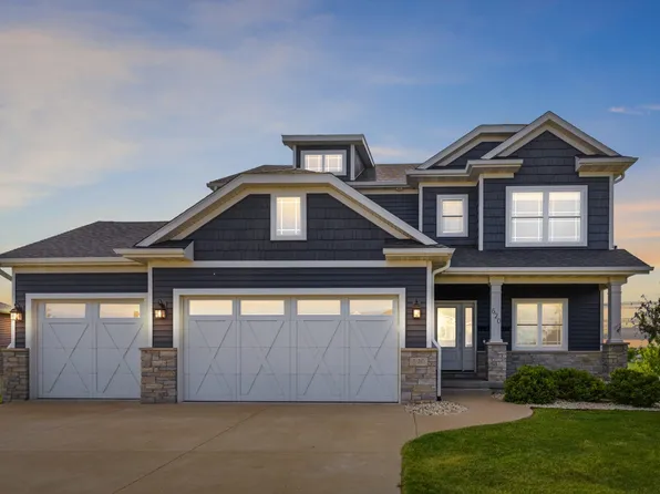 620 Saint Andrews Cir, Eldridge, IA 52748