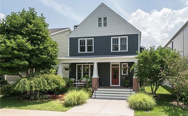Welcome to 3335 N. Canal Way. This home sits in a quaint courtyard with a short walk to the lake!
